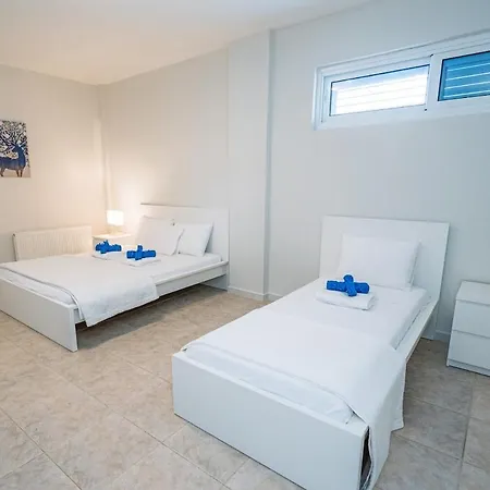 Villa Selenia With Private Pool & Jacuzzi In Latsi Paphos *