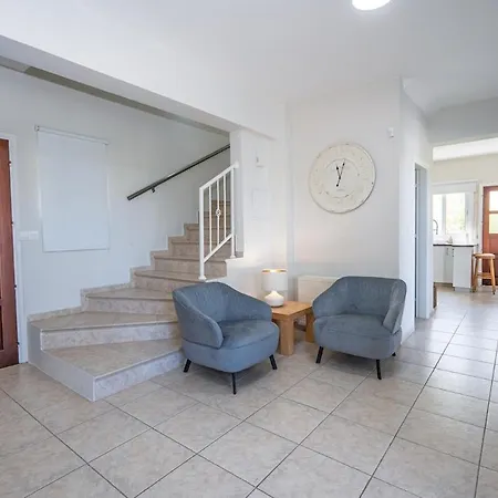 Villa Selenia With Private Pool & Jacuzzi In Latsi Paphos *