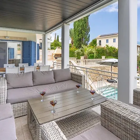 Villa Selenia With Private Pool & Jacuzzi In Latsi Paphos *
