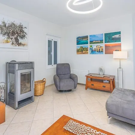 Villa Selenia With Private Pool & Jacuzzi In Latsi Paphos